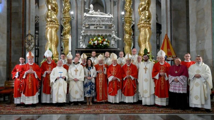 Uroczystości ku czci św. Wojciecha w Gnieźnie. Celebransi wraz z misjonarzami, którzy otrzymali w Gnieźnie krzyże misyjne.