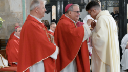 Abp Antonio Guido Filipazzi, Nuncjusz Apostolski w Polsce nakłada krzyże misyjne nowym misjonarzom (fot. J. Andrzejewski)
