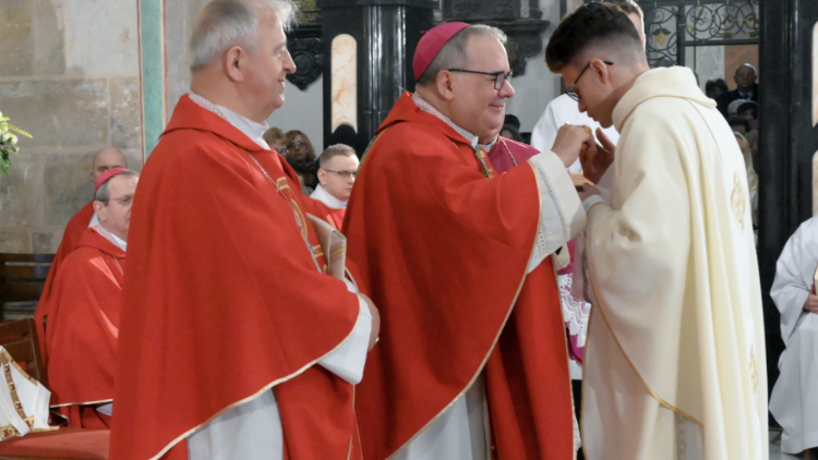 Abp Antonio Guido Filipazzi, Nuncjusz Apostolski w Polsce nakłada krzyże misyjne nowym misjonarzom (fot. J. Andrzejewski)