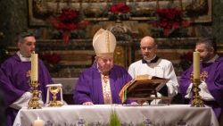 Kard. Stanisław Dziwisz koncelebrował Mszę św. za ojczyznę wraz z ks. Tomaszem Jaroszem, administratorem kościoła i Hospicjum św. Stanisława BM w Rzymie oraz ks. Mateuszem Wójcikiem, dyrektorem Domu Polskiego Jana Pawła II (Jan Rzepka)