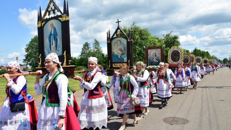 W procesji uczestniczą wierni w tradycyjnych strojach kurpiowskich