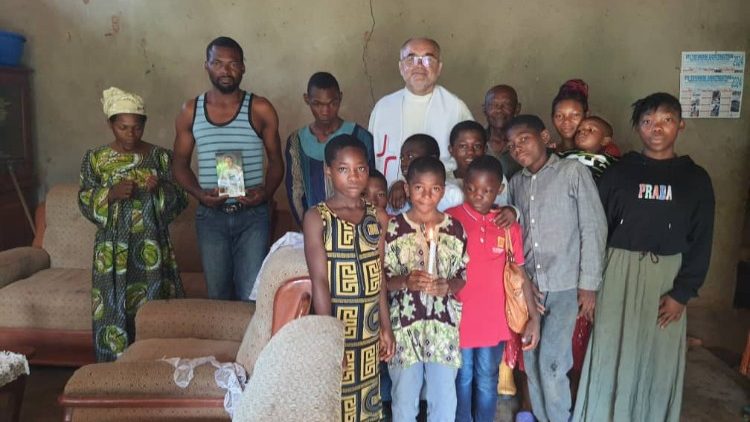 ks. Krzysztof Pazio, marianin odwiedza rodzinę w Kamerunie