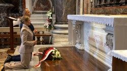 Prezydent Karol Nawrocki z małżonką Martą modlili się przy grobie św. Jana Pawła II 18 maja 2026 r.