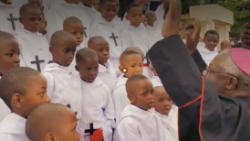Le chant composé par Daniel Rugamika Bakulikira, Chef de Chœur de Petits Chanteurs de la Résurrection de Bukavu, en République Démocratique du Congo et arrangé par Don Marco Frisina, Directeur du Chœur du Diocèse de Rome reprend la devise pontificale du P