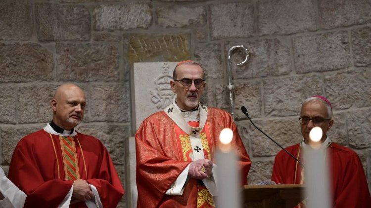 הקרדינל פיירבטיסטה יחד עם הבישוף רפיק נהרה והנציג הפטריארכלי האב פיוטר זלזקו