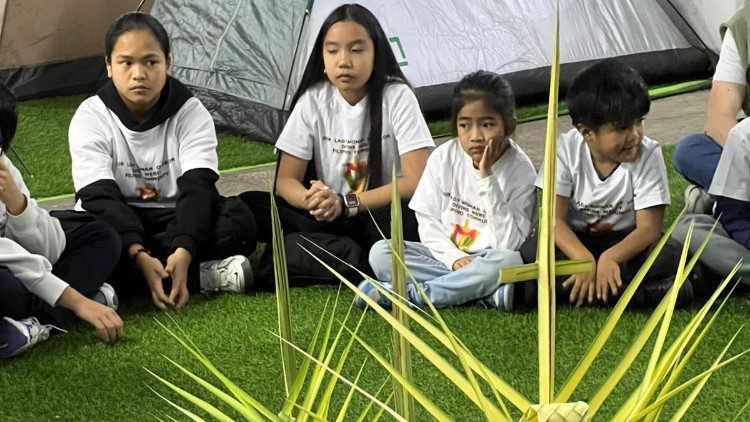 ילדי הקהילה מציינים את יום ראשון של הלולבים. (&copy; האב פיוטר זלזקו, נציגות יעקב הצדיק)