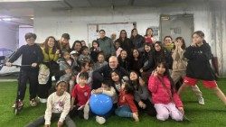 האב פיוטר זלזקו הסגן הפטריארכלי הממונה על  נציגות יעקב הצדיק, יחד עם ילדי קהילת תל-אביב. (© האב פיוטר זלזקו, נציגות יעקב הצדיק)