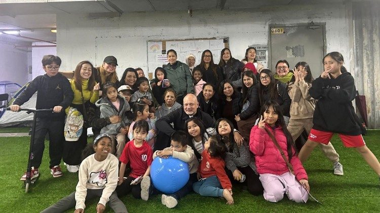 האב פיוטר זלזקו הסגן הפטריארכלי הממונה על  נציגות יעקב הצדיק, יחד עם ילדי קהילת תל-אביב. (© האב פיוטר זלזקו, נציגות יעקב הצדיק)