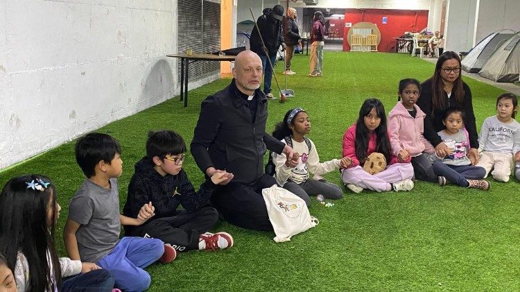 האב פיוטר זלזקו  בפעילות עם ילדי הקהילה. (&copy; האב פיוטר זלזקו, נציגות יעקב הצדיק)