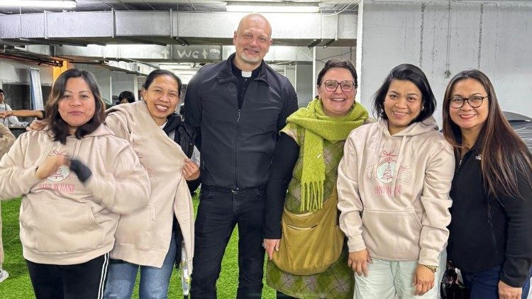 האב פיוטר זלזקו יחד עם הצוות הפסטורלי והאימהות. ((&copy; האב פיוטר זלזקו, נציגות יעקב הצדיק)