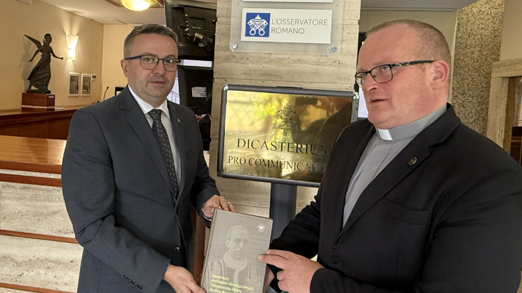 ks. dr. Adam Szpotański oraz dr Sebastian Pilarski, dyrektor Biura Badań Historycznych IPN