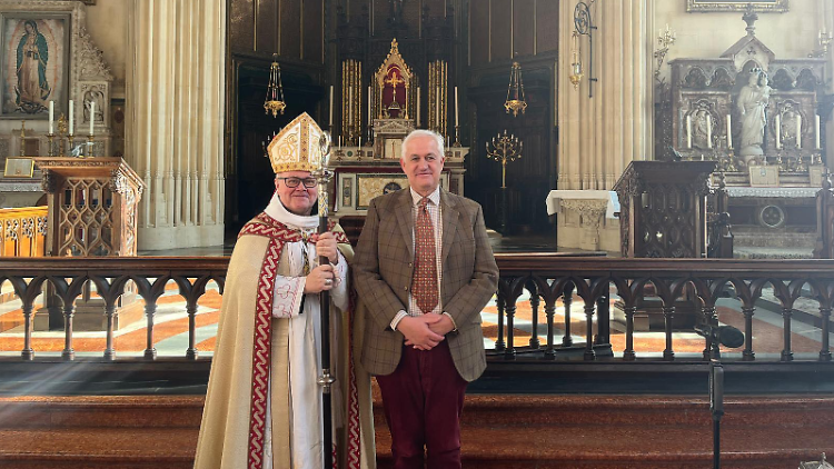 Robin Ward przyjęty do Kościoła w Opactwie Benedyktynów św. Michała w Farnborough przez jego opata, benedyktyna o. Cuthberta Brogana