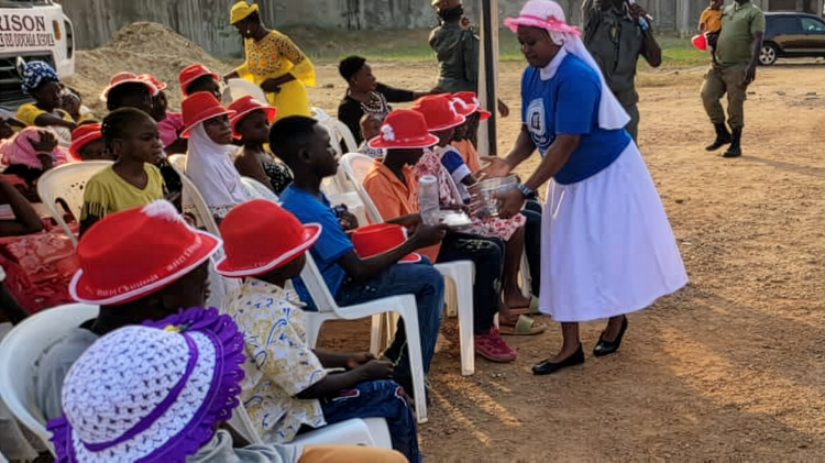 Les enfants des détenus réunis pour la fête de Noël en 2024 à la prison de Ngoma à Douala.