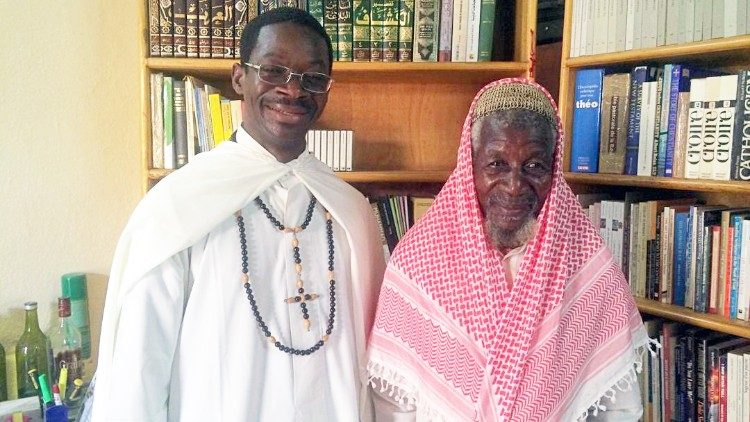 Le père Mamadou Adrien Sawadogo et son papa al-Hâdjdj Issa, imam (photo: Père Adrien).