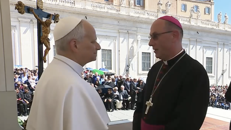 Abp Wojciech Polak podczas rozmowy z Leonem XIV 27 maja 2026 r.