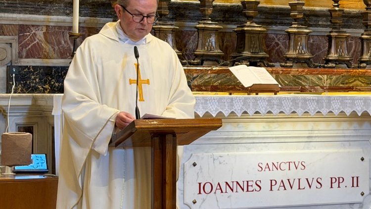 Ks. Paweł Ptasznik podczas Mszy św. w 106. rocznicę urodzin Karola Wojtyły 18 maja 2026 r.