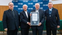 Medal Signum Universitatis dla ks. prof. Henryka Witczyka: Uhonorowanie wybitnego biblisty