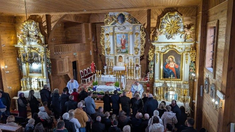 Modlitwa przed obrazem Serca Jezusa w Milejczycach (fot. Agata Ślusarczyk / Fundacja Opoka)