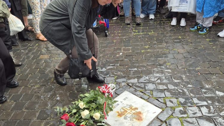 Polacy składają kwiaty w miejscu zamachu na św. Jana Pawła II