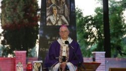 Abp Adrian Galbas podczas Mszy Świętej na Cmentarzu Wolskim w 82. rocznicę wybuchu Powstania Warszawskiego