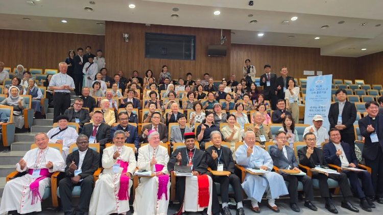 Participantes do primeiro colóquio cristão-confucionista na Universidade Católica Sogang, em Seul, Coreia do Sul