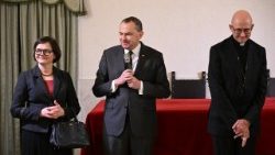 Ambasador Adam Kwiatkowski z małżonką i abp Adrian Galbas 