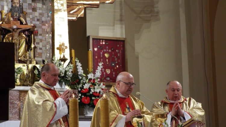 Ks. J&oacute;zef Poskrobko, kustosz sanktuarium przewodniczy Mszy świętej o p&oacute;łnocy