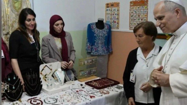 Le Pape choisissant un cadeau pour sa nièce lors de son voyage apostolique en Algérie. 