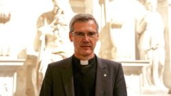 Bischof Heiner Wilmer leitet den Gedenkgottesdienst