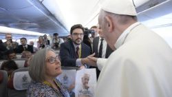 Cindy Wooden, Büroleiterin des CNS-Korrespondentenbüros in Rom, im Papstflieger (2018)