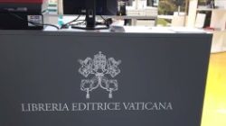 Stánek Vatikánského nakladatelství na turínském veletrhu