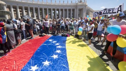 코로나19 대유행 이전 남아메리카의 순례객들이 성 베드로 광장으로 가져온 베네수엘라 대형 국기 