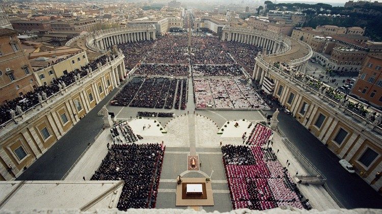 Etwa eine Million Pilger waren zur Beerdigung von Johannes Paul II nach Rom gekommen 
