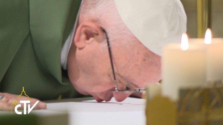 Le Pape lors de la messe célébrée ce jeudi 26 octobre 2017 dans la chapelle de la Maison Sainte-Marthe.