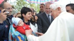 Papa emerit Benedict al XVI-lea în mijlocul credincioșilor din L'Aquila (Italia).
