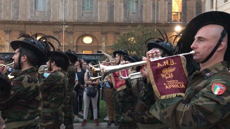Die Musiker der Bersaglieri-Einheit des italienischen Heeres 2018 im Pinienhof