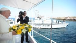 O lançamento de uma coroa de flores: a imagem simbólica da visita do Papa a Lampedusa