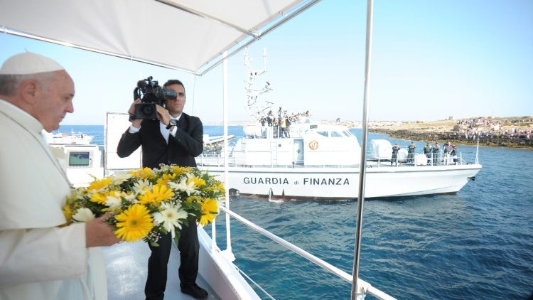 O lançamento de uma coroa de flores: a imagem simbólica da visita do Papa a Lampedusa