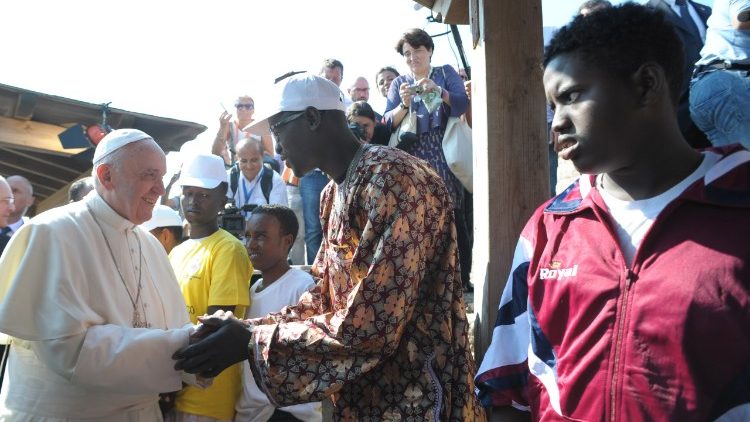 Papež František při návštěvě střediska pro migranty