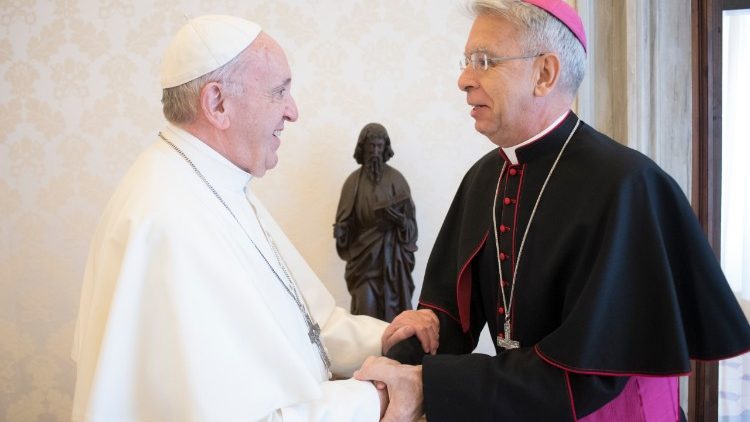 Joseph Marino 2018 mit dem Papst