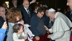 Papst Franziskus segnet eine schwangere Frau und das ungeborene Kind