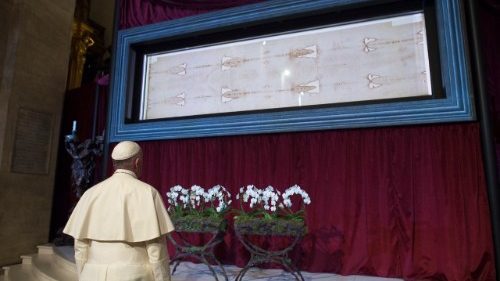 Papa Francesco unito ai fedeli in preghiera davanti alla Sacra Sindone