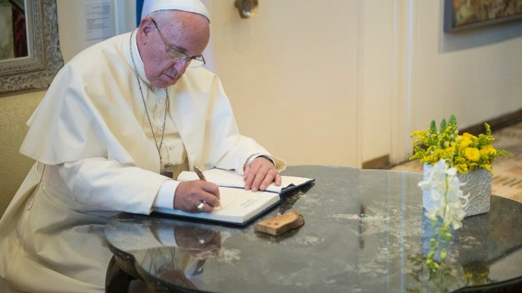 El Papa Francisco firma un documento (Foto de archivo)