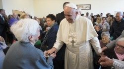 Papst Franziskus begrüßt Seniorinnen und Senioren bei einem Pfarreibesuch 2018 
