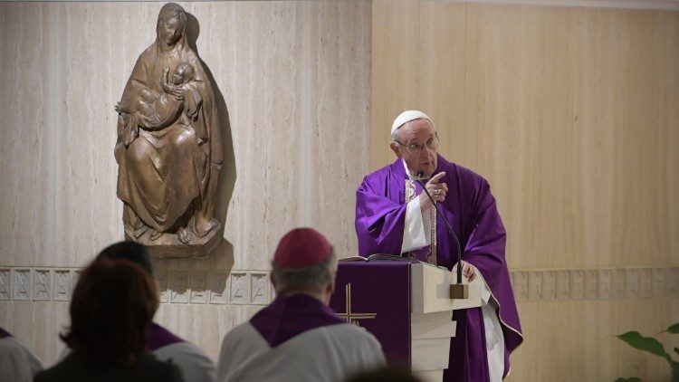 Papst bei der Frühmesse