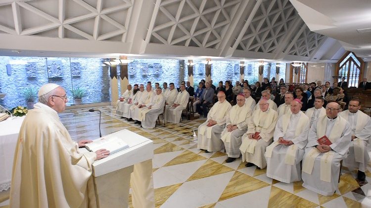 Папа прамаўляе гамілію падчас Эўхарыстыі ў капліцы Дому св. Марты