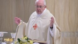 Papa Francesco celebra la Messa a Casa Santa Marta