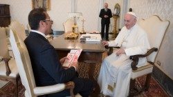 Papst Franziskus und der Psychotherapeut Salvo Noè bei einem Treffen 2017