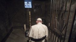 Papa Francisco rezando no local do martírio do Padre Kolbe em Auschwitz (2016)