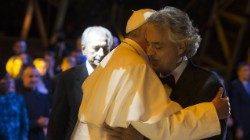 O abraço do Papa Francisco a Andrea Bocelli nos Estados Unidos, em 2015 
